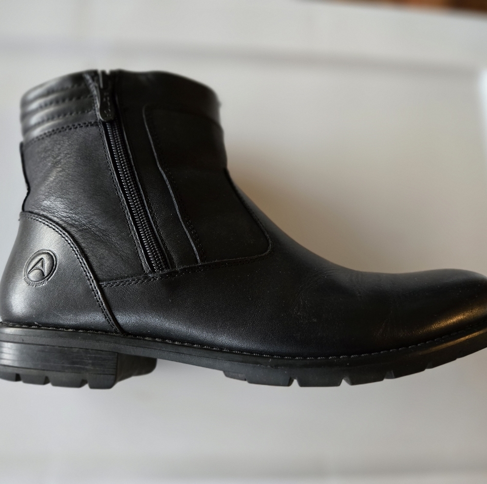 Artica Waterproof Boots Sz 9